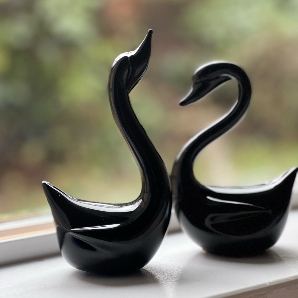 VTG PAIR OF BLACK CROWNING TOUCH GLASS SWANS